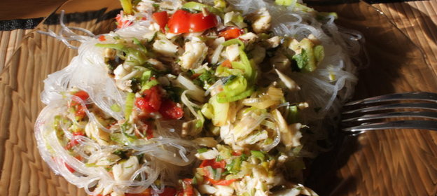 Рисовая лапша с треской в овощном сопровождении