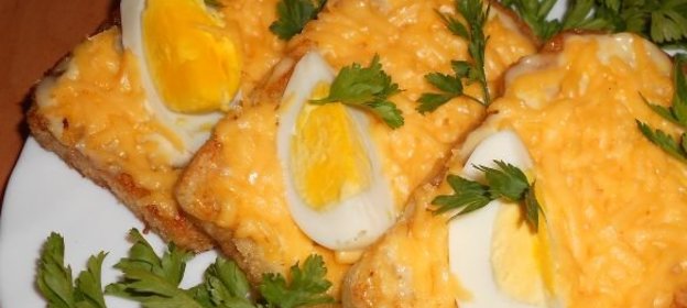 Яичница-болтунья с жареным хлебом и ветчиной
