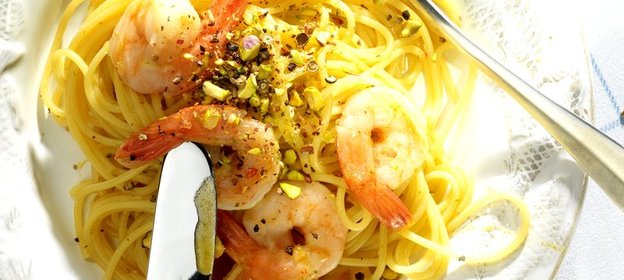 Спагетти с креветками и фисташками