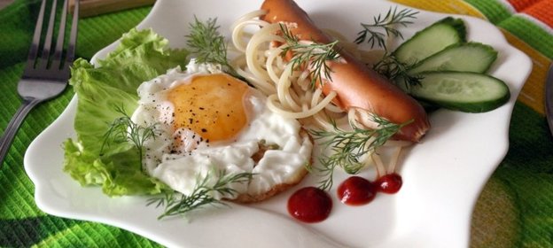 Сосиска со спагетти и яйцом или завтрак для маленькой привереды