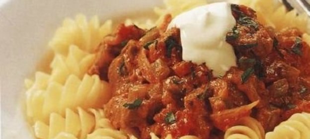 Паста фузилли (макароны-спиральки) с гуляшом