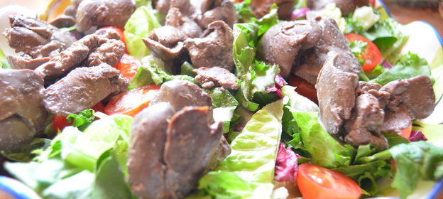 Теплый салат из куриной печенки в сливочно-вишневом соусе