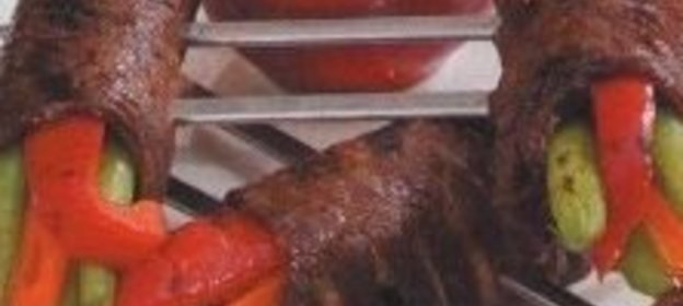 Говядина, жаренная с овощами на гриле