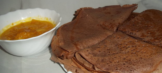 Блины шоколадные с апельсиновым соусом