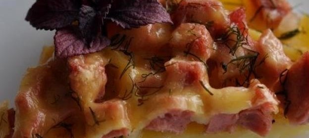 Картофельная запеканка с колбасой