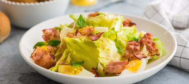 Cалат с беконом и яйцами