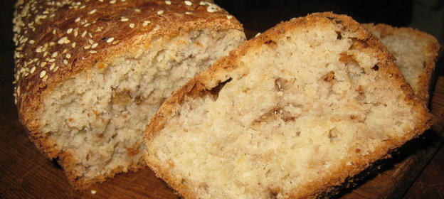 Ароматный медовый хлеб с кунжутом и орехами