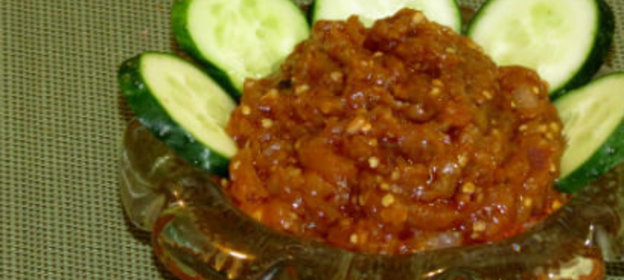 Хек, тушенный с маслинами и квашеной капустой