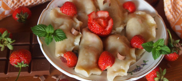 Заварные вареники с клубникой и шоколадом