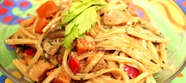 Паста с помидорами и курицей