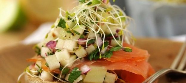 Салат с копченым лососем на ломтике хлеба