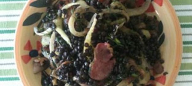 Теплый салат из черной чечевицы, фенхеля и бекона
