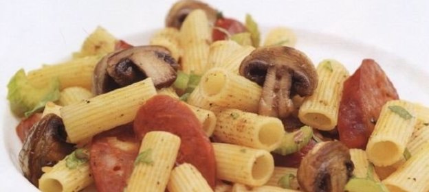 Макароны с копченой колбасой и грибами