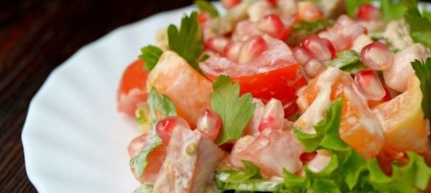 Салат из баклажанов и помидоров, с зернами граната