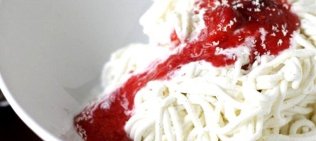 Замороженные спагетти с клубничным соусом
