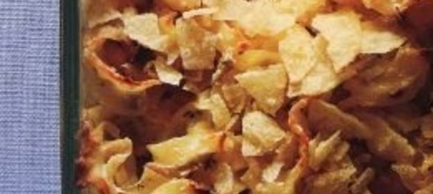 Лапша, запеченная с пореем и тунцом в сливочном соусе