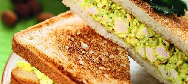 Тосты с салатом из курицы с карри