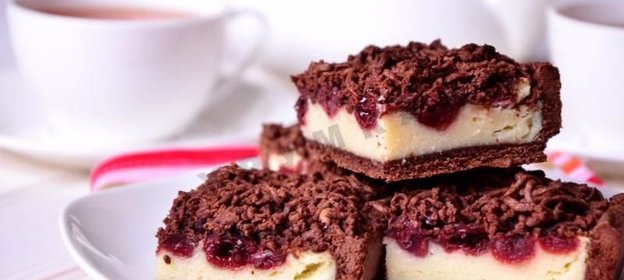 Шоколадный пирог с творогом и вишней