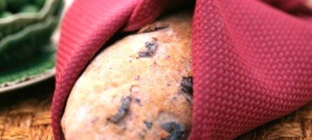 Хлеб с панчеттой, оливками и маслинами