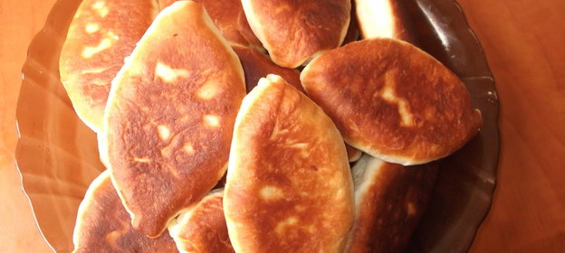Жареные пирожки с картошкой - очень известные, но очень любимые. (Тесто для замеса в хлебопечке)