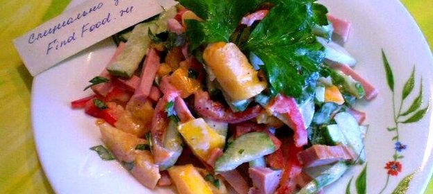 Салат овощной с колбасой