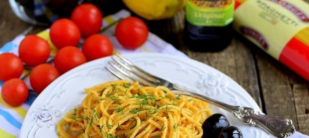 Спагетти с пикантным соусом из печени трески