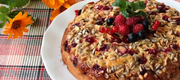 Кекс с яблоками, семечками и клюквой