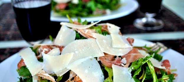 Салат из рукколы, пармезана и пармской ветчины
