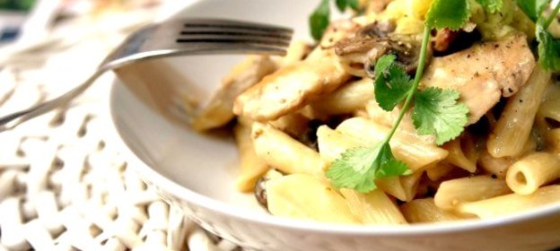 Паста жареная с куриным филе и имбирем