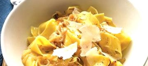 Паста с карамелизованным луком и пармезаном