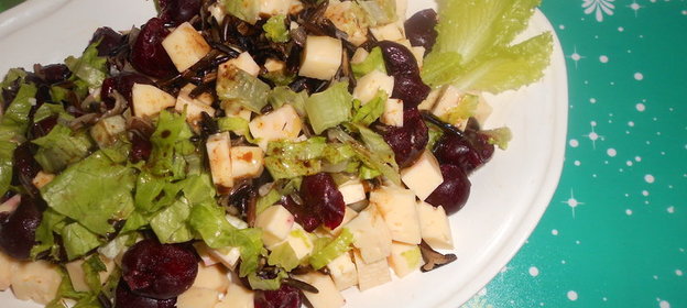 Салат из дикого риса и вишни