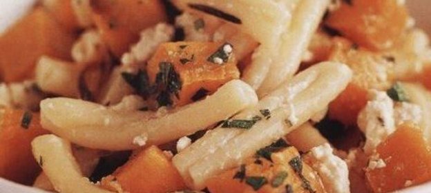 Разноцветные обжаренные спагетти