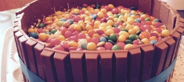 Яичница, смешанная с кальмарами и помидорами.