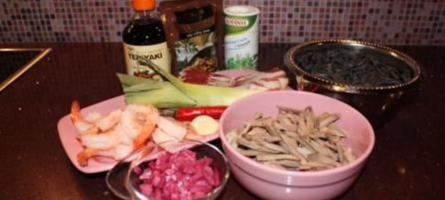 Лапша с языком и креветками в соусе Терияки