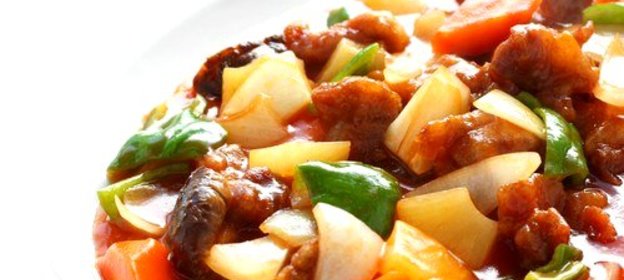 Жареная свинина с ананасами, томатами, зеленой фасолью и базиликом