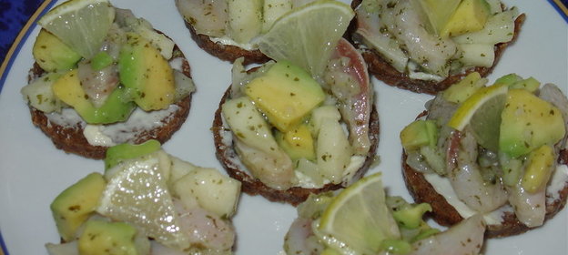 Cелёдочный салат на хлебе Пумперникель