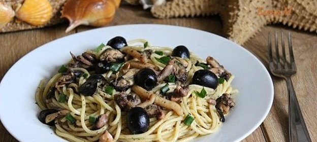 Спагетти с дарами моря и маслинами