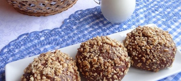 Шоколадные булочки с сырной начинкой и арахисом