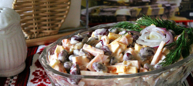 Салат с варено-копченой корейкой, фасолью и сыром