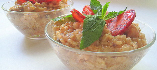 Каша с печеньем и клубникой