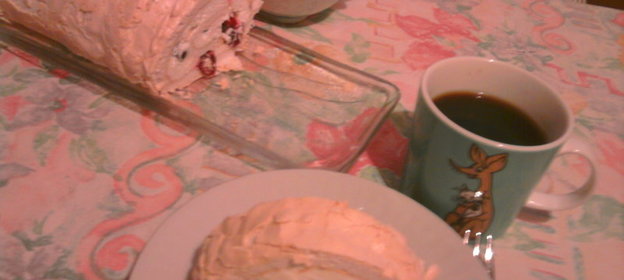 безе-рулет со взбитыми сливками