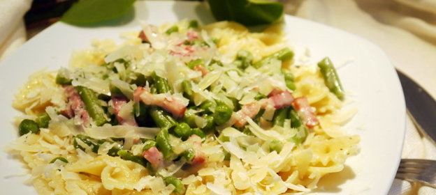 Паста фарфалле со сливочным соусом, зеленым горошком и стручковой фасолью