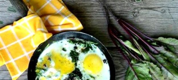Яичница со свекольной ботвой