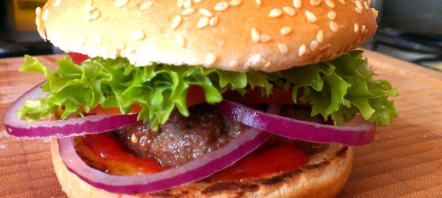 Гамбургер из говядины с соусом из меда и чили