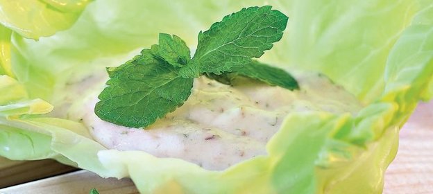 Соус из йогурта с мятой и анчоусами
