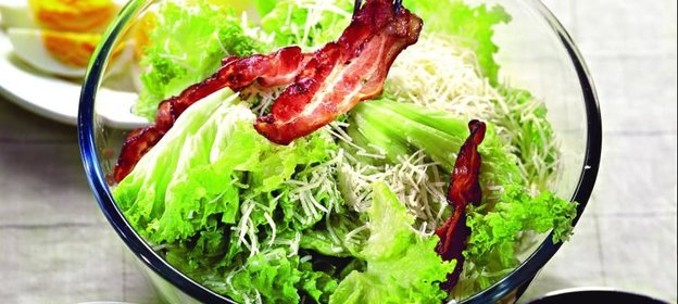 Салат Цезарь с беконом и яйцом