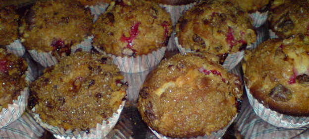 Кексы с красной смородиной и грецкими орехами