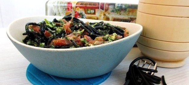 Паста с песто из шпината и черемши с копченым лососем