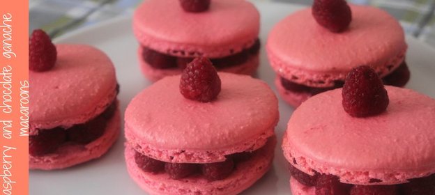 Пирожное макарун с малиной и шоколадным ганашом