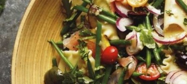 Салат с пастой, сыром и стручковой фасолью